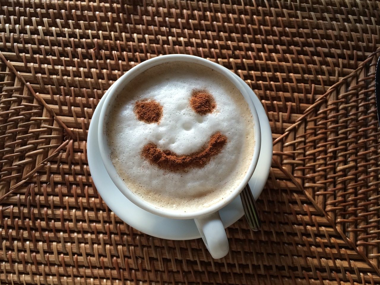 Sorriso della tazza di caffè della giornata internazionale divertente